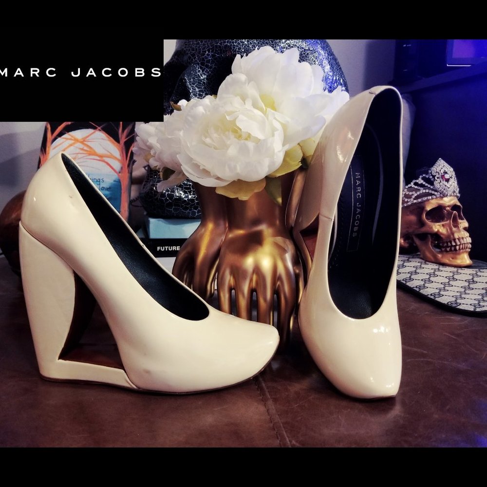 MARC JACOBS Rare Mod Cut-Out Wedge Shoe - 7